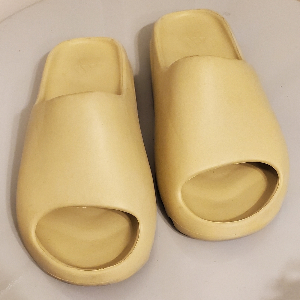 Yeezy desert sand slide 1